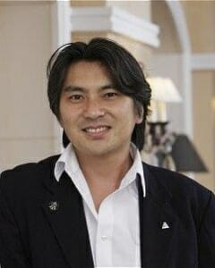 山崎直子は宇宙飛行士の夫